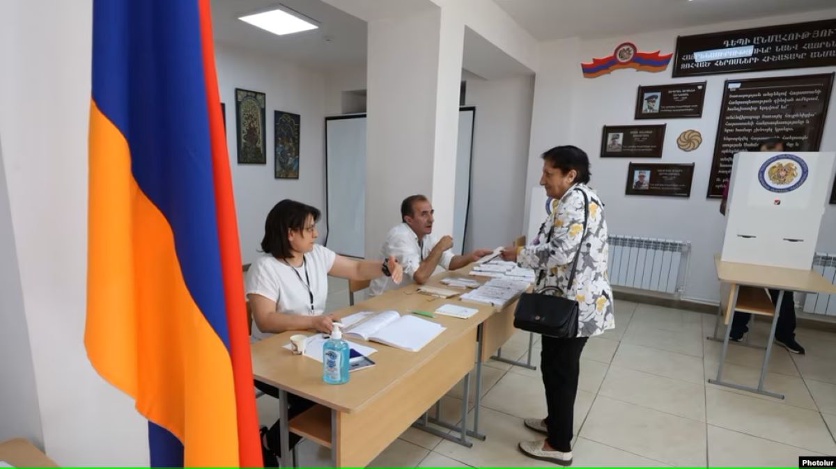 Paşinyanın partiyası mer seçkilərində rəqiblərini qabaqladı