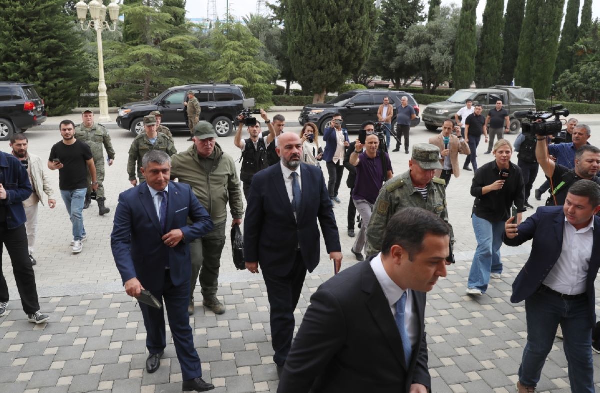 Rəsmi Bakının Qarabağın erməni icması ilə görüşü